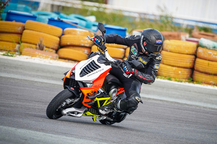 Rất khó để xác định đối thủ của Italjet Dragster 300 tại Việt Nam. Trong phân khúc xe tay ga 300cc hiện có một số lựa chọn khác như Yamaha XMAX 300 giá 139 triệu đồng, Honda SH350i giá 151,2 triệu đồng và Vespa GTS Super Tech 300 giá 158,6 triệu đồng. Dự đoán, mẫu xe này sẽ khó có thể tiếp cận được nhiều khách hàng phổ thông hiện nay.