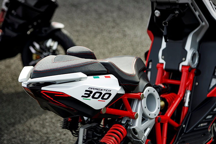 Yên xe cao 770mm, mang đậm lối thiết kế yên xe của các dòng môtô phân khối lớn. Đổi lại, vị trí người ngồi sau sẽ không thoải mái khi đi đường dài. Mặt trước hầm hố với cặp đèn pha LED sắc sảo, cùng các khe gió và tản nhiệt kép hai bên. Phía sau cũng sử dụng đèn hậu LED. Cánh chia gió đặt hai bên yếm phía trước giúp tối ưu tính khí động học, ổn định xe ở tốc độ cao. 