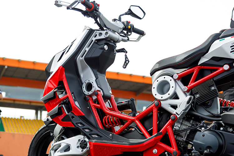 Xe sở hữu chiều dài 1.890 mm, chiều rộng 750 mm và chiều dài cơ sở 1.345 mm. Trọng lượng khô 128 kg. Lốp Pirelli Angel 120/70 ở phía trước và 140/60 ở phía sau. Mâm trước kích thước 12 inch còn phía sau 13 inch. Kẹp phanh của Brembo. Xe có trang bị hệ thống chống bó cứng phanh ABS hai kênh do Bosch phát triển và sản xuất dành riêng cho Italjet. 