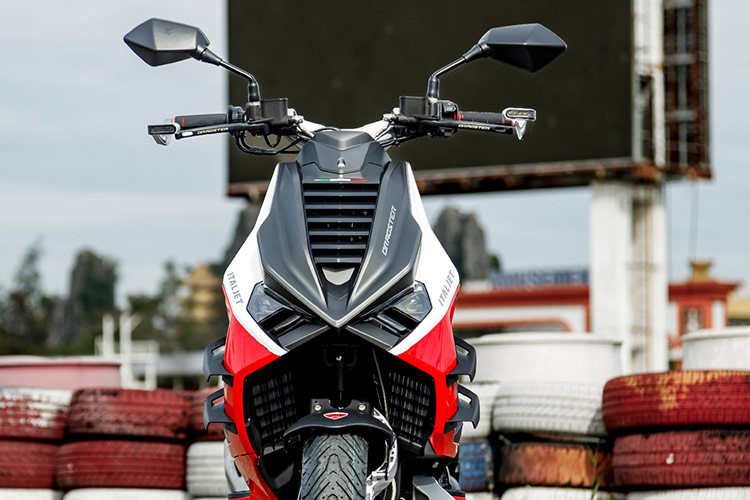 Italjet định vị Dragster 300 là mẫu xe tay ga Urban SuperBike, sử dụng khung sườn lưới mắt cáo làm bằng ống thép tích hợp các tấm nhôm đúc. Một điểm thú vị trên chiếc xe là hệ thống lái độc lập Independent Steering System (ISS) thường thấy trên một số mẫu môtô cao cấp, được kết nối với tay đòn bằng nhôm đúc gia công CNC.