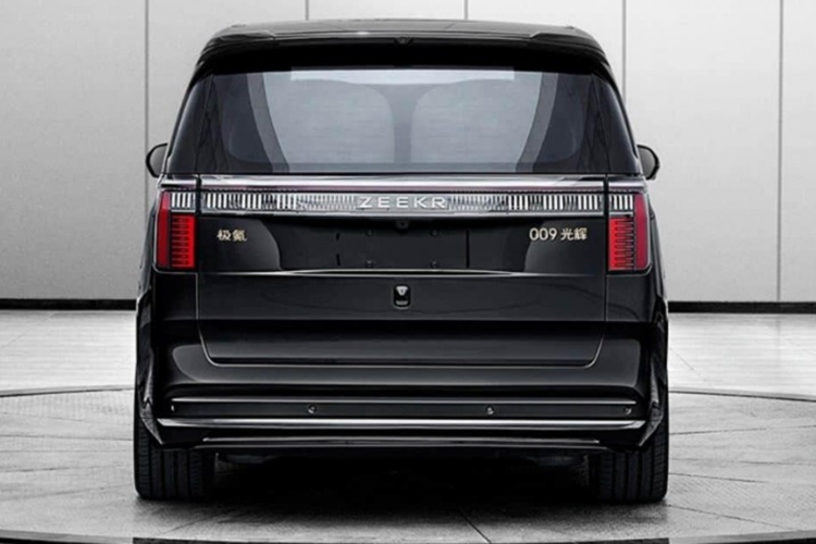 Động cơ sẽ đi cùng hệ thống dẫn động bốn bánh toàn thời gian. Hiện thông tin chi tiết về dung lượng pin và phạm vi hoạt động cũng như giá xe Zeekr 009 Glory Edition chưa được công bố chính thức vào thời điểm này.
