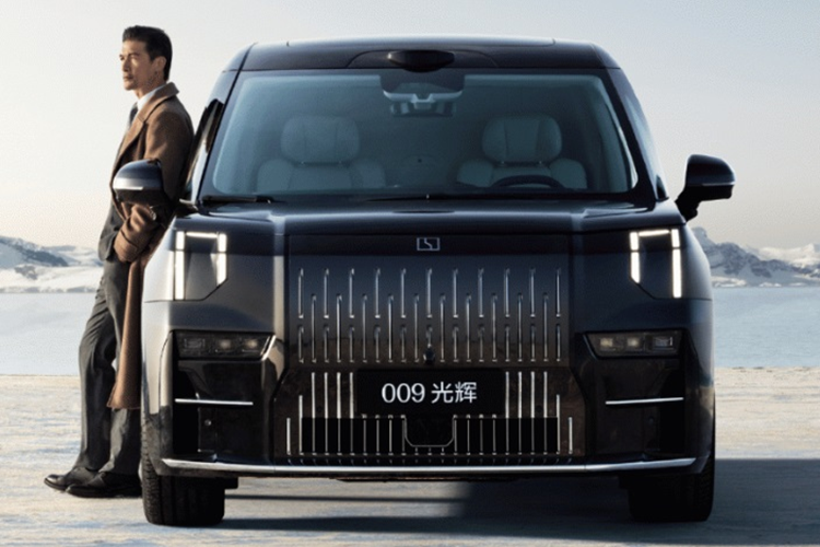 Theo công bố của Bộ Công nghiệp và Công nghệ thông tin Trung Quốc (MIIT), mẫu xe MPV Zeekr 009 Glory Edition 2024 phiên bản 4 ghế này sẽ có kích thước dài/rộng/cao lần lượt là 5.217/2.024/1.812 mm, với chiều dài cơ sở 3.205 mm và trọng lượng không tải 2.970 kg.