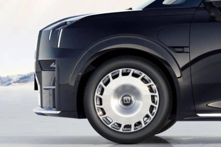 Zeekr tuyên bố, mỗi ghế có giá trị lên đến 500.000 Nhân dân tệ (1,72 tỷ VNĐ). Cung cấp sức mạnh cho mẫu Zeekr 009 Glory Edition vẫn là hai động cơ điện có công suất lần lượt là 362 và 415 mã lực cùng gói pin lithium.