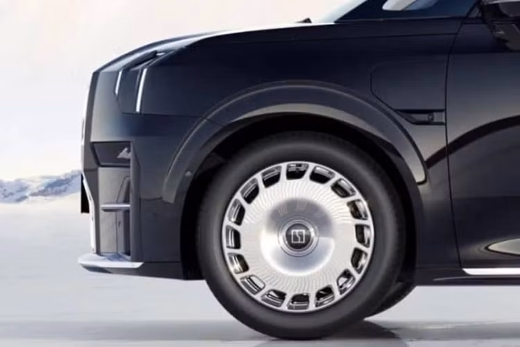 Zeekr tuyên bố, mỗi ghế có giá trị lên đến 500.000 Nhân dân tệ (1,72 tỷ VNĐ). Cung cấp sức mạnh cho mẫu Zeekr 009 Glory Edition vẫn là hai động cơ điện có công suất lần lượt là 362 và 415 mã lực cùng gói pin lithium.