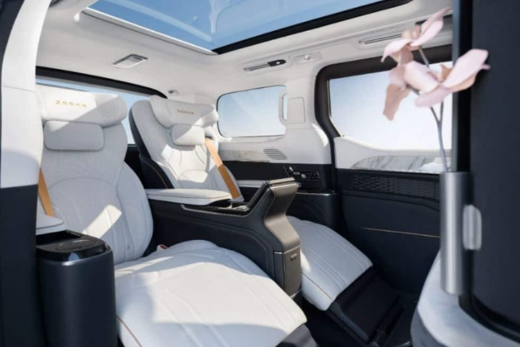 Hàng ghế sau sẽ được trang bị bệ đỡ chân chỉnh điện cũng như tựa đầu lạ mắt tích hợp loa. Hai ghế ngồi được ngăn cách với nhau bằng bảng điều khiển trung tâm có ngăn kéo, bàn gấp và màn hình tích hợp.