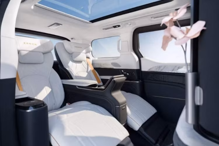 Hàng ghế sau sẽ được trang bị bệ đỡ chân chỉnh điện cũng như tựa đầu lạ mắt tích hợp loa. Hai ghế ngồi được ngăn cách với nhau bằng bảng điều khiển trung tâm có ngăn kéo, bàn gấp và màn hình tích hợp.