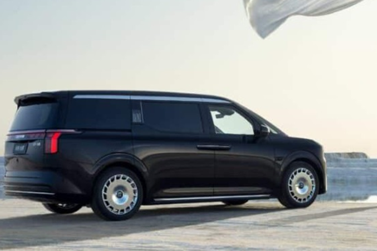 Sự thay đổi lớn nhất trên chiếc Zeekr 009 Glory Edition chính là ở nội thất. Xe sẽ có cấu hình 4 chỗ ngồi với hai ghế sau độc lập.