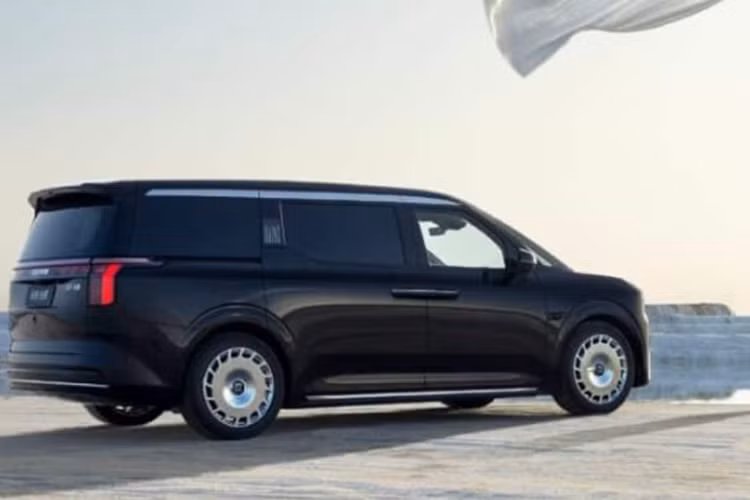 Sự thay đổi lớn nhất trên chiếc Zeekr 009 Glory Edition chính là ở nội thất. Xe sẽ có cấu hình 4 chỗ ngồi với hai ghế sau độc lập.