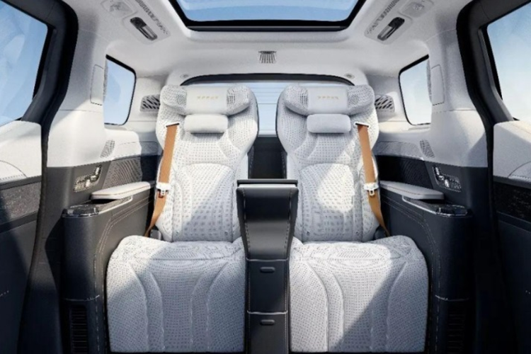 Chưa hết, người ngồi ở hàng ghế sau còn được trang bị một màn hình giải trí cỡ lớn, cửa sổ trời toàn cảnh, đi cùng với đó là các chi tiết trang trí bằng gỗ vô cùng sang trọng.