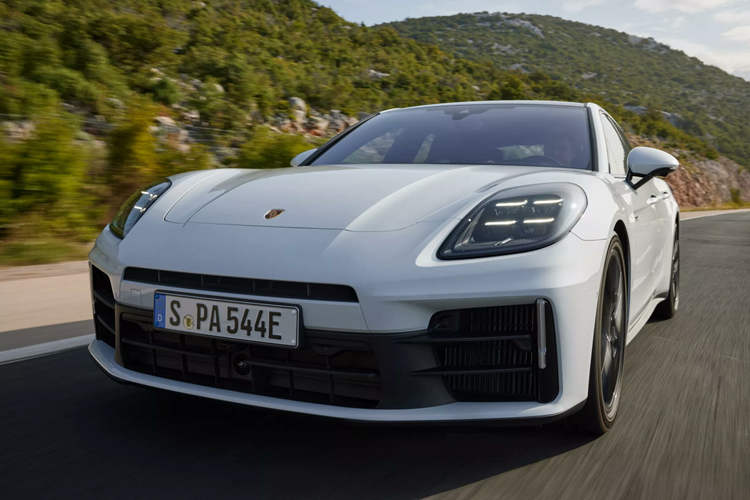 Tuy nhiên khác với bản Turbo E-Hybrid trang bị động cơ V8, Panamera 4 E-Hybrid và Panamera 4S E-Hybrid dùng động cơ V6 có dung tích 2.9L và công suất khác nhau tùy phiên bản. Theo đó, bản Panamera 4 E-Hybrid có công suất động cơ là 304 mã lực PS và tổng công suất toàn hệ thống đạt 470 mã lực PS cùng với mô-men xoắn cực đại 650 Nm.