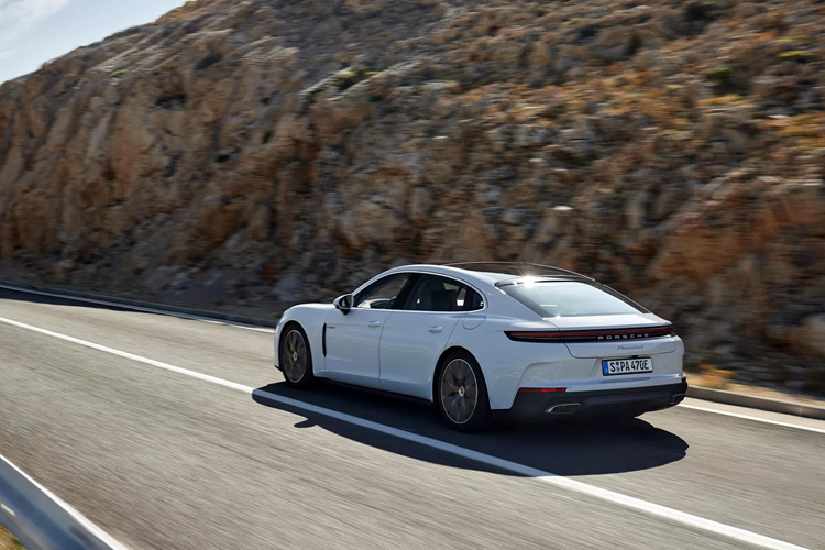 Porsche cho biết, tuy dùng pin lớn hơn nhưng thời gian cần để sạc đầy vẫn chỉ là 2,5 giờ giống như trước đây, nhờ việc hãng trang bị kèm theo xe bộ sạc có công suất 11 kW, giúp sạc nhanh hơn so với bộ sạc cũ chỉ 7 kW. Tuy nhiên hãng không tiết lộ thông số quãng đường xe có thể di chuyển được ở chế độ thuần điện.