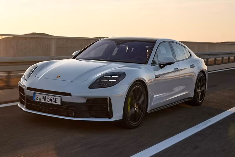 Vào hồi tháng 11/2023, Porsche đã ra mắt mẫu Panamera thế hệ thứ 3 và cho biết rằng dải sản phẩm đợt này sẽ tập trung nhiều vào các bản cấu hình hybrid. Hãng xe Đức từng thực hiện nghiên cứu thị trường và nhận thấy tại một số khu vực nhất định trên thế giới, có đến 100% lượng xe Porsche Panamera bán ra thuộc những phiên bản có yếu tố điện hóa.