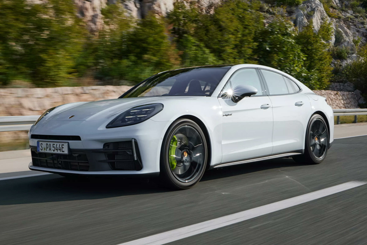 Đối với Panamera 4S E-Hybrid, những thông số này lần lượt là 354 mã lực PS, 544 mã lực PS và mô-men xoắn 750 Nm. So với chính những phiên bản này ở thế hệ Panamera trước đây, chiếc 4 E-Hybrid mới có công suất trội hơn 8 mã lực PS nhưng mô-men xoắn giảm 50 Nm.