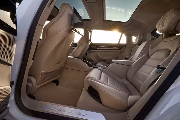 Dù vậy, bản này vẫn có thể tăng tốc 0-100 km/h nhanh hơn thế hệ tiền nhiệm 0,3 giây khi chỉ cần khoảng thời gian 3,9 giây. Trong khi đó, Panamera 4S E-Hybrid đạt được khả năng tăng tốc 0-100 km/h trong 3,5 giây, không đổi so với thế hệ trước, mặc dù thông số công suất ít hơn mẫu cũ tới 16 mã lực PS.