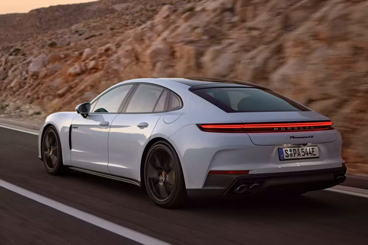 Bản 4 E-Hybrid được trang bị đèn LED Matrix của Porsche, cùm phanh màu đen và mâm 19 inch nhỏ gọn. Mẫu 4S E-Hybrid nổi bật về mặt này với mâm AeroDesign 20 inch và cùm phanh 10 piston màu đỏ, có thể đổi sang màu xanh axit. Nếu đặt mua gói phanh gốm carbon PCCB đầy đủ, xe phải nâng cấp mâm lên 21 inch.