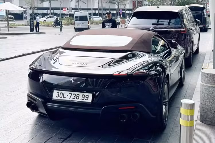 Sở hữu chiếc xe Ferrari Roma Spider độc nhất vô nhị tại Việt Nam nên chủ xe cũng không muốn để chiếc xe phải trông chờ vào biển số bấm ngẫu nhiên, mà chọn cho xe 1 biển dễ nhớ theo hình thức đấu giá, khá tiện lợi cũng như chủ động được biển mình thích.