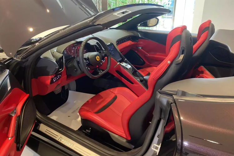 Số lượng xe Ferrari Roma tại Việt Nam hơn 6 chiếc, nhưng chỉ có đúng 1 xe thuộc bản mui trần, mui xếp vải của xe có 5 lớp, độ cách âm của nó không thua gì các xe mui xếp cứng, tiếp đến là nắp khoang chứa mui cùng màu với mui vải, chưa hết, khách hàng còn có thể cá nhân hóa phần mui mềm này với nhiều màu sắc khác nhau, cũng như chỉ khâu. Mui chỉ mất đúng 13,5 giây để hạ xuống hoặc đóng lên.
