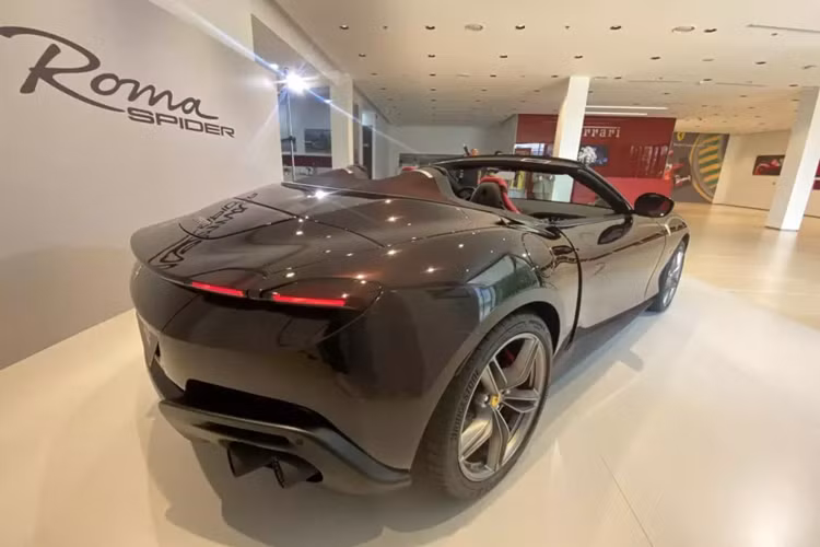 Các hãng xe khác thường khuyên chủ xe đừng mở mui hoặc đóng mui xe mui trần lại khi tốc độ đang trên 55 km/h, điều này có thể gây hại cho mui xếp cứng/vải của xe, nhưng với Ferrari Roma Spider, hãy cứ vô tư mở mui khi xe đang lăn bánh lên đến 60 km/h, đây là con số ấn tượng nhất trong các xe mui trần của Ferrari.