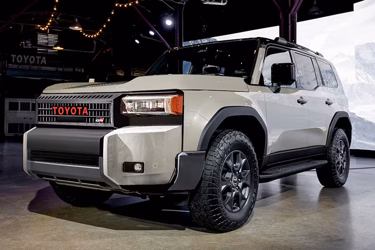 Các đại lý bán xe thường cố gắng làm tất cả những gì có thể trong khả năng của họ để “moi móc” thêm tiền từ khách hàng và điều này càng phổ biến hơn đối với những mẫu xe “hot”. Trường hợp của dòng xe SUV Toyota Land Cruiser 250 2024 tại Mỹ (hay Prado) là một ví dụ.