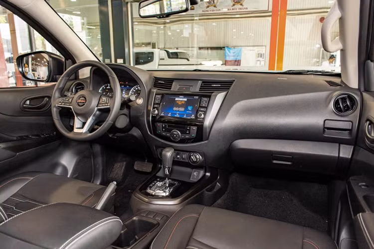 Nissan Navara tai Viet Nam giam gia den 190 trieu dong 