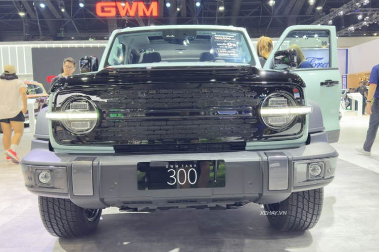 Được định vị ở phân khúc SUV/CUV cỡ C, Tank 300 sở hữu chiều dài x rộng x cao lần lượt là 4.760 x 1.930 x 1.903 mm, đi kèm chiều dài cơ sở 2.750 mm. Là SUV địa hình nên mẫu xe này có khoảng sáng gầm lên tới 225 mm và khả năng lội nước tối đa 700 mm.