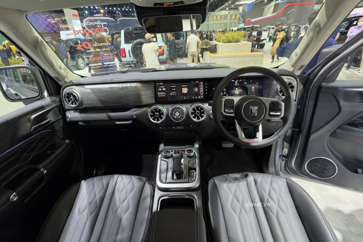 Về nội thất, khoang cabin của Tank 300 được cho là khá giống với Mercedes-AMG G 63. Xe được trang bị màn hình trung tâm và màn hình đồng hồ lái có cùng kích thước là 12,3 inch. Hệ thống âm thanh gồm 8 loa Infinity kết hợp 1 loa siêu trầm.