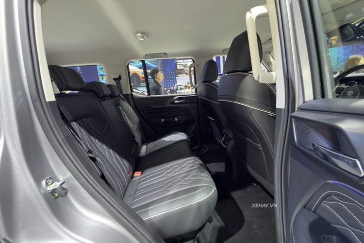 Cung cấp sức mạnh cho GWM Tank 300 là hệ truyền động hybrid với máy xăng tăng áp 2.0L đi kèm mô tơ điện, cho công suất tổng cộng 304 mã lực và mô-men xoắn cực đại 640 Nm. Sức mạnh được truyền tới bánh thông qua hộp số tự động 9 cấp.