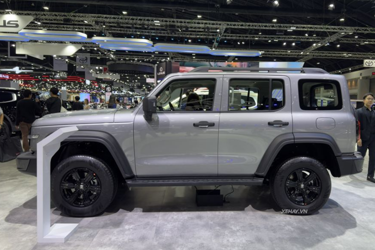 GWM Tank 300 sắp về Việt Nam mang dáng dấp hầm hố, vuông vức. Thiết kế của xe gợi liên tưởng đến Ford Bronco với lưới tản nhiệt cao và thẳng đứng cùng cụm đèn pha tròn mang hơi hướng cổ điển.