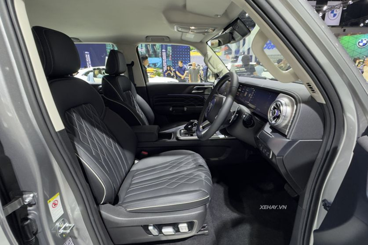 Trang bị an toàn trên xe gồm: 6 cảm biến trước, 6 cảm biến sau, hỗ trợ đỗ xe tự động 3 chế độ, hệ thống kiểm soát hành trình thích ứng, hỗ trợ lùi xe tự động, camera 360 độ, hỗ trợ tránh va chạm bên sườn với phương tiện lớn, phanh khẩn cấp tự động...