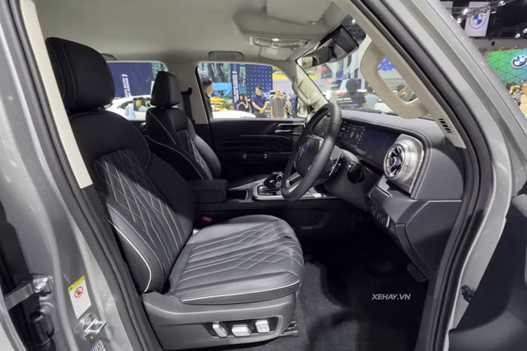 Trang bị an toàn trên xe gồm: 6 cảm biến trước, 6 cảm biến sau, hỗ trợ đỗ xe tự động 3 chế độ, hệ thống kiểm soát hành trình thích ứng, hỗ trợ lùi xe tự động, camera 360 độ, hỗ trợ tránh va chạm bên sườn với phương tiện lớn, phanh khẩn cấp tự động...