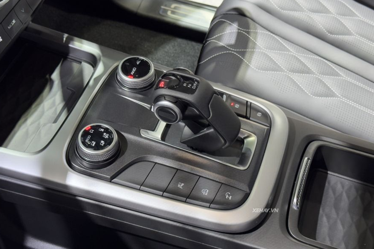 Những trang bị nổi bật khác có thể kể đến như lẫy chuyển số sau vô lăng, phanh tay điện tử, cửa sổ trời, sạc không dây, hệ thống lọc không khí và đèn viền nội thất. Ghế ngồi bọc da, ghế lái có chỉnh điện, nhớ vị trí, làm mát và mát-xa.