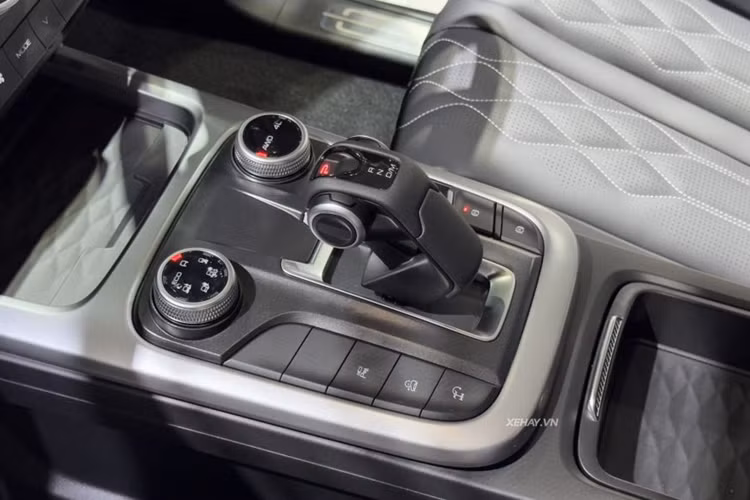 Những trang bị nổi bật khác có thể kể đến như lẫy chuyển số sau vô lăng, phanh tay điện tử, cửa sổ trời, sạc không dây, hệ thống lọc không khí và đèn viền nội thất. Ghế ngồi bọc da, ghế lái có chỉnh điện, nhớ vị trí, làm mát và mát-xa.