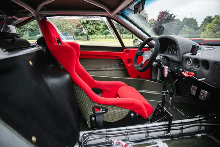 Thay vì chế tạo lại chiếc F40 theo thông số kỹ thuật tiêu chuẩn, Simpson và Sebastiani đã ấp ủ một kế hoạch tạo ra một chiếc xe độc đáo, vì vậy thay vì trang bị một động cơ V8 2.9 lít tăng áp kép, họ đã lựa chọn nâng cấp lên khối động cơ V12 5.5 lít hút khí tự nhiên từ một chiếc Ferrari 550 hiện đại.