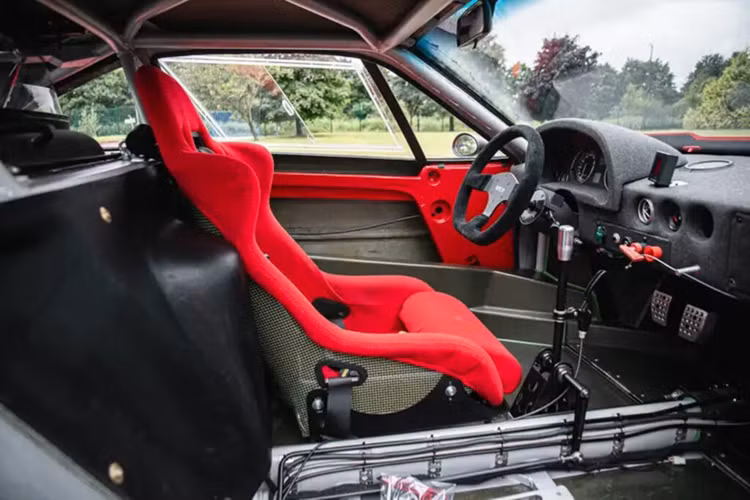 Thay vì chế tạo lại chiếc F40 theo thông số kỹ thuật tiêu chuẩn, Simpson và Sebastiani đã ấp ủ một kế hoạch tạo ra một chiếc xe độc đáo, vì vậy thay vì trang bị một động cơ V8 2.9 lít tăng áp kép, họ đã lựa chọn nâng cấp lên khối động cơ V12 5.5 lít hút khí tự nhiên từ một chiếc Ferrari 550 hiện đại.