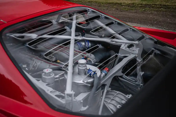 Động cơ V12 được kết hợp với một hộp số Hewland và chiếc xe được trang bị phần thân xe kiểu F40 GTE, được trang bị đầy đủ phần khung chống lật theo tiêu chuẩn FIA.