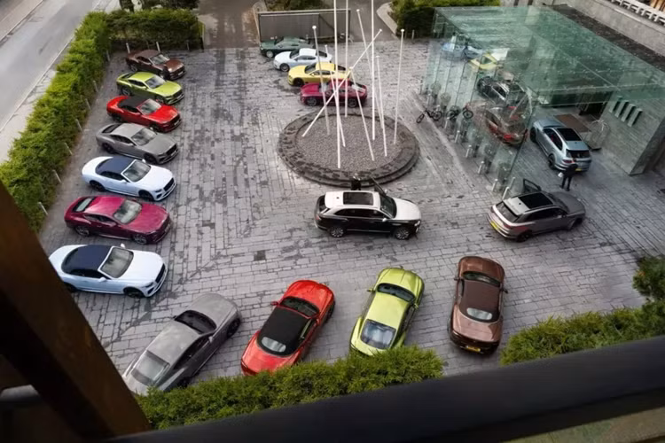 Bentley cho biết đây là chuyến đi đầu tiên của giới truyền thông có sử dụng eFuels, giúp giảm 93% lượng khí thải của xe.