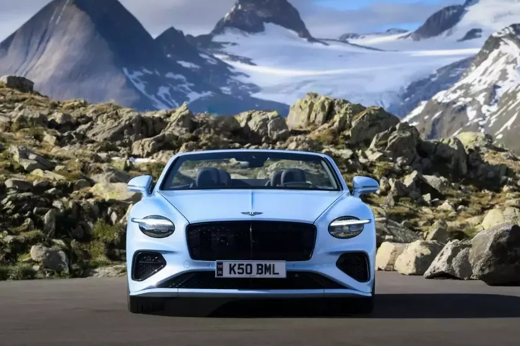 Bentley Continental GT Speed 2025 mới được đánh giá là chiếc mạnh mẽ nhất từng được sản xuất của thương hiệu Anh quốc. Mặc dù có động cơ V8, 4.0 lít, tăng áp kép, mạnh mẽ, nó có thể chạy hoàn toàn bằng nhiên liệu tổng hợp eFuels. Ai cần xe điện hạng sang khi bạn có thể có động cơ V8 mạnh mẽ nhưng thân thiện với môi trường?