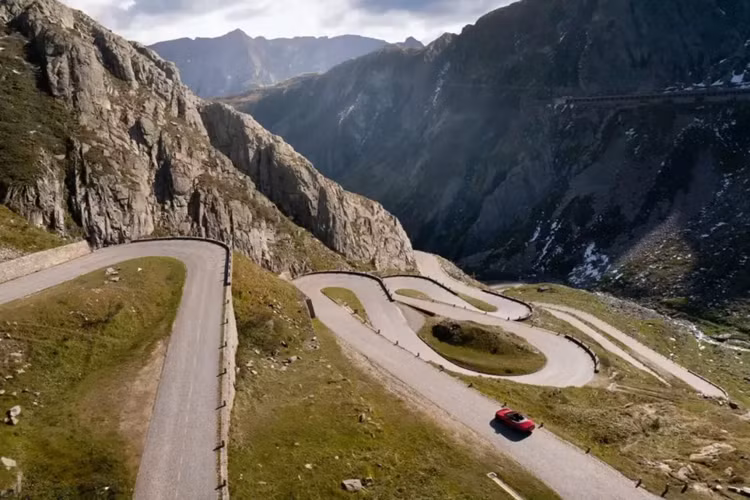 Cơ sở này có một tua-bin gió lớn cung cấp năng lượng cho quá trình điện phân cần thiết để sản xuất hydro từ nước. Sau đó, Porsche thu được CO2 sinh học và kết hợp các loại khí để sản xuất methanol, sau đó được chuyển đổi bằng cách sử dụng tổng hợp methanol thành xăng để tạo ra eFuel.