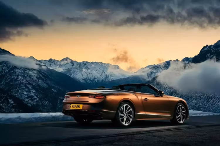 Sức mạnh động cơ cho phép Bentley Continental GT Speed 2025 siêu sang tăng tốc từ 0-100 km/h trong thời gian chỉ 3,2 giây ở bản Coupe và 3,4 giây ở bản mui trần GTC. Tốc độ tối đa của 2 phiên bản này lần lượt là 315 km/h và 285 km/h. So với thế hệ cũ, Continental GT Speed nhanh hơn 0,4 giây.