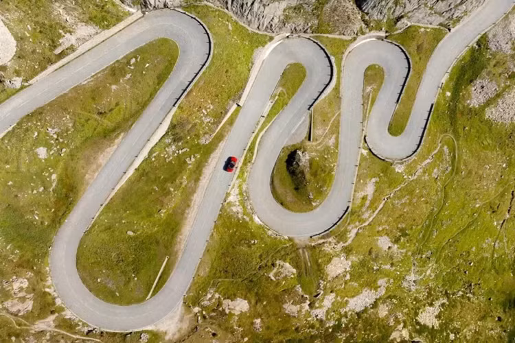 Để giới thiệu khả năng eFuel của Bentley Continental GT Speed, hãng đã mời 157 thành viên của giới truyền thông đến Thụy Sĩ để thực hiện một chuyến đi đường dài hoành tráng và sử dụng hỗn hợp nhiên liệu tổng hợp để cung cấp năng lượng cho tất cả các xe. Nhiên liệu này bao gồm 75% eFuel và 25% xăng thông thường.