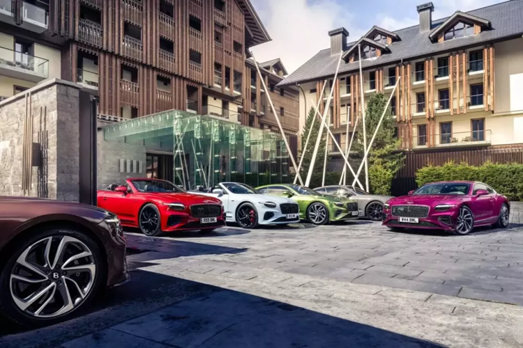 Vị thế của Bentley trong Tập đoàn VW đã giúp sự kiện này trở nên khả thi. Bạn thấy đấy, Porsche đang dẫn đầu trong việc phát triển nhiên liệu tổng hợp và nhiên liệu mà họ tạo ra tại nhà máy ở Chile đã được sử dụng cho chuyến đi đường bộ của Bentley.