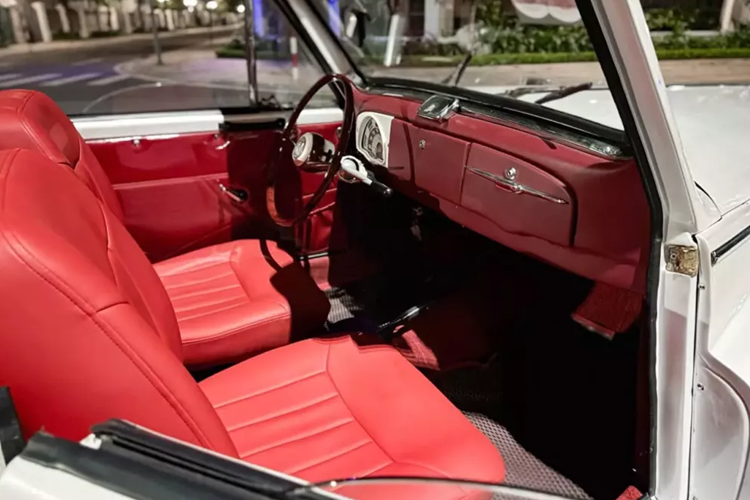 Chiếc xe Peugeot 203 Cabriolet này thuộc đời 1954, tức năm nay đã tròn 70 tuổi, nhưng từ ngoại thất đến mui xe, và nội thất còn rất mới, các chi tiết mạ crôm vẫn còn sáng bóng. 203 đã tạo nên cơn sốt lớn tại Pháp khi nó ra mắt.