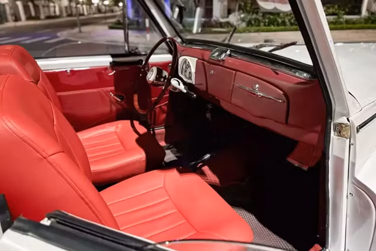 Chiếc xe Peugeot 203 Cabriolet này thuộc đời 1954, tức năm nay đã tròn 70 tuổi, nhưng từ ngoại thất đến mui xe, và nội thất còn rất mới, các chi tiết mạ crôm vẫn còn sáng bóng. 203 đã tạo nên cơn sốt lớn tại Pháp khi nó ra mắt.