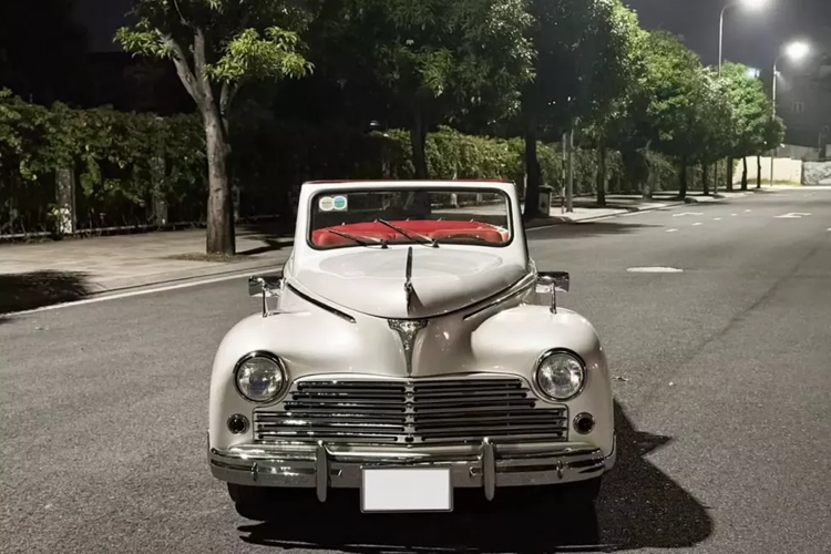 Mới đây, trên thị trường mua bán xe cổ đã xuất hiện 1 chiếc xe Peugeot 203 Cabriolet hàng hiếm, đây đã là chiếc xe mui trần Peugeot 203 Cabriolet thứ 3 lộ diện trên mạng xã hội, nhưng là xe đầu tiên mang ngoại thất màu trắng, mui đỏ và nội thất đỏ còn mới tinh.