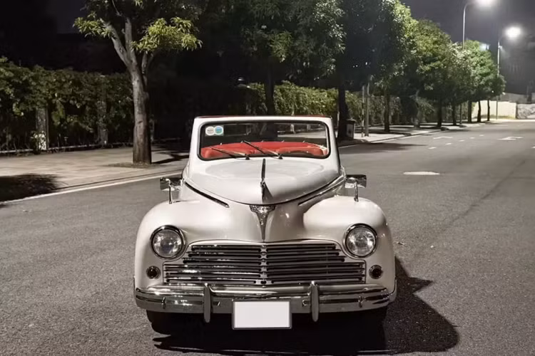 Mới đây, trên thị trường mua bán xe cổ đã xuất hiện 1 chiếc xe Peugeot 203 Cabriolet hàng hiếm, đây đã là chiếc xe mui trần Peugeot 203 Cabriolet thứ 3 lộ diện trên mạng xã hội, nhưng là xe đầu tiên mang ngoại thất màu trắng, mui đỏ và nội thất đỏ còn mới tinh.