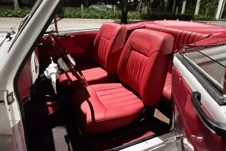 Trong một động thái mà theo một số điều kiện có thể được kỳ vọng sẽ khuyến khích việc giảm giá mẫu xe tiền nhiệm, 203 đã được mô tả và quảng cáo rầm rộ trên trang cuối của tờ rơi bán hàng được phân phối cho những người mua tiềm năng của Peugeot 202 vào tháng 10 năm 1947, gần một năm trước khi 203 có thể được chào bán.