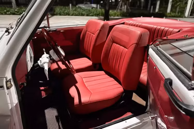 Trong một động thái mà theo một số điều kiện có thể được kỳ vọng sẽ khuyến khích việc giảm giá mẫu xe tiền nhiệm, 203 đã được mô tả và quảng cáo rầm rộ trên trang cuối của tờ rơi bán hàng được phân phối cho những người mua tiềm năng của Peugeot 202 vào tháng 10 năm 1947, gần một năm trước khi 203 có thể được chào bán.