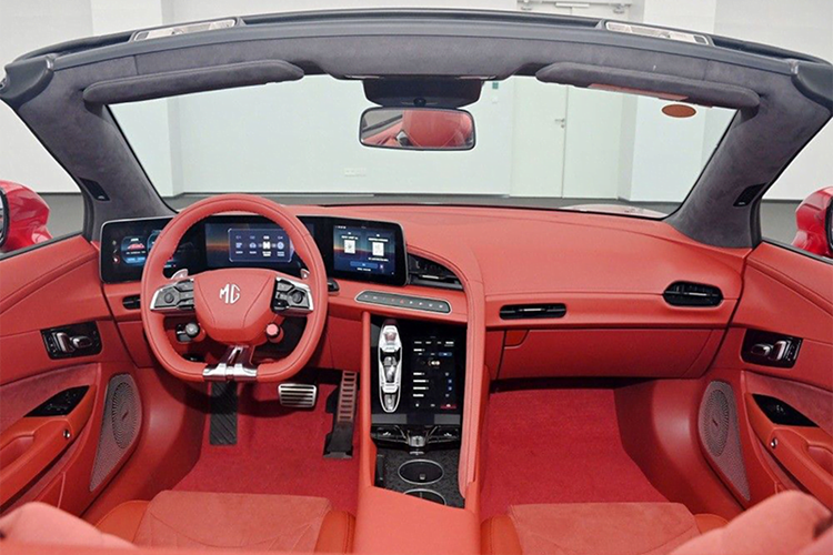 Mui của mẫu xe điện Trung Quốc này được làm bằng nỉ và có thể đóng/mở trong 8 giây khi xe đỗ hoặc 10 giây khi xe đang chạy ở vận tốc dưới 50 km/h. Phía sau mẫu xe này còn có cánh gió tích hợp vào cửa cốp sau và bộ khuếch tán gió thể thao.