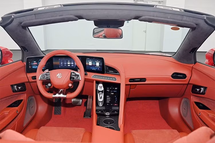 Mui của mẫu xe điện Trung Quốc này được làm bằng nỉ và có thể đóng/mở trong 8 giây khi xe đỗ hoặc 10 giây khi xe đang chạy ở vận tốc dưới 50 km/h. Phía sau mẫu xe này còn có cánh gió tích hợp vào cửa cốp sau và bộ khuếch tán gió thể thao.