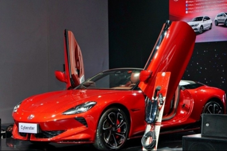 Thêm vào đó là hệ thống âm thanh Bose, kết nối Apple CarPlay/Android Auto, điều hòa tự động 2 vùng với lọc bụi mịn PM2.5, hệ thống đèn viền trang trí nội thất 64 màu, phanh tay điện tử và tự động giữ phanh tạm thời.